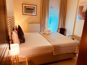 En eller flere senge i et værelse på Villa Kyriaki Nea Iraklitsa 200m from the sandy beach