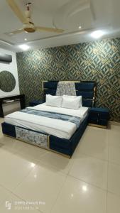 Postel nebo postele na pokoji v ubytování Hotel The Edition Multan