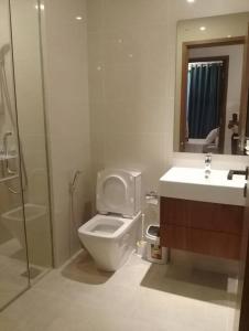 een badkamer met toilet, wastafel en douche bij 2BR Apartment in Capitol Twin Peaks 24th Floor in Colombo +1 foto
