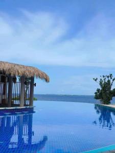 Bazén v ubytování Budget friendly 1bedroom in The Mactan Newtown with pool&beach access nebo v jeho okolí