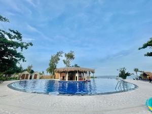 Bazén v ubytování Budget friendly 1bedroom in The Mactan Newtown with pool&beach access nebo v jeho okolí
