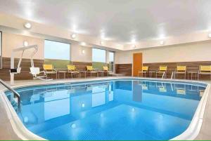Bazén v ubytování dubuque inn & suites nebo v jeho okolí