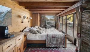 a bedroom with a bed in a log cabin at Studio Cinq Moutons in Orsières