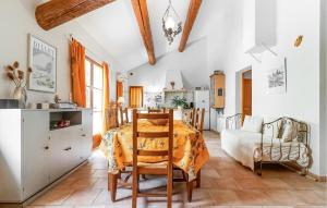 une cuisine et un salon avec une table et des chaises dans l'établissement Cozy Home In Pernes Les Fontaines, à Pernes-les-Fontaines
