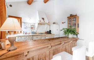 une cuisine avec une table et une lampe. dans l'établissement Cozy Home In Pernes Les Fontaines, à Pernes-les-Fontaines