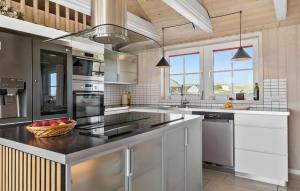 Η κουζίνα ή μικρή κουζίνα στο 5 Bedroom Cozy Home In Ringkøbing
