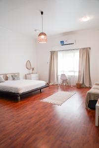 The Villa Jumeirah客房内的一张或多张床位