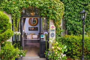 A garden outside The Victoria