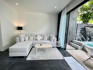 Posezení v ubytování 2 BR Modern Pool Villa Chalong