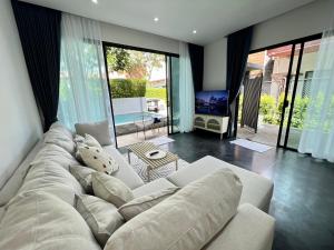 TV a/nebo společenská místnost v ubytování 2 BR Modern Pool Villa Chalong