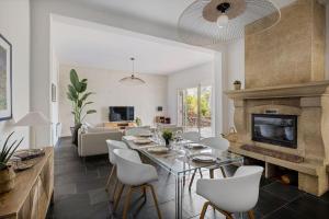 TV a/nebo společenská místnost v ubytování Villa La Pinède