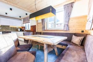 a dining room with a table and a couch at Casa de Wisa in Gaschurn