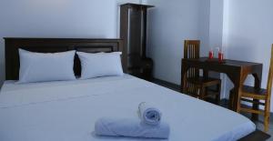 Postel nebo postele na pokoji v ubytování Emerald Coast Hotel Negombo