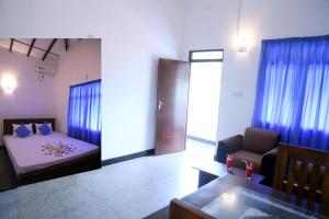 Postel nebo postele na pokoji v ubytování Emerald Coast Hotel Negombo