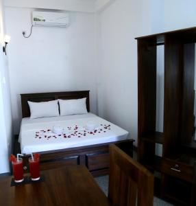 Postel nebo postele na pokoji v ubytování Emerald Coast Hotel Negombo