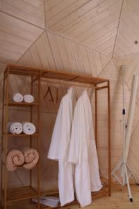 Habitación con perchero de toallas y toallas en Glamping EmeralD, en Kazbegi
