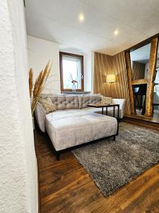 Χώρος καθιστικού στο Longkamp Living Stilvolle Ferienwohnungen nahe Bernkastel-Kues, Disneyplus, Netflix, großer TV & Parkplatz