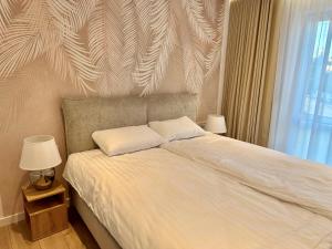 un letto con due cuscini sopra in una camera da letto di Apartament Mazurski a Nidzica