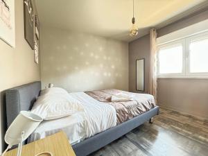 Łóżko lub łóżka w pokoju w obiekcie F3 Centre- Ville Lafayette avec garage