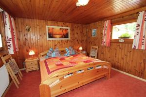 A bed or beds in a room at Ferienhaus Backstuber