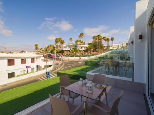 a balcony with a table and chairs and a view of a street at Amor a mar octopus in Puerto del Carmen