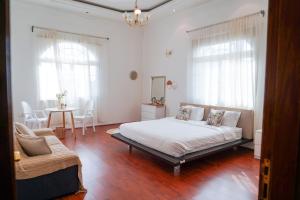 The Villa Jumeirah客房内的一张或多张床位