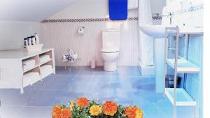 Łazienka z toaletą i niebieską podłogą wyłożoną kafelkami w obiekcie alaia apartamento w mieście Zarautz +35 zdjęć