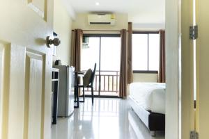 Postel nebo postele na pokoji v ubytování Sasi Nonthaburi Hotel