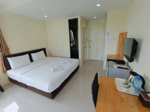 Postel nebo postele na pokoji v ubytování Sasi Nonthaburi Hotel