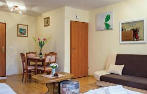 Ruang duduk di Cozy Apartment In Rovinj With Wifi +10 gambar