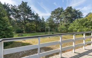 Blick auf einen Park vom Balkon eines Hauses in der Unterkunft Holiday Home Malurtvej Aakirkeby Iv in Vester Sømarken + 13 Fotos