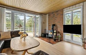 ein Wohnzimmer mit Sofa und Tisch in der Unterkunft Holiday Home Malurtvej Aakirkeby Iv in Vester Sømarken