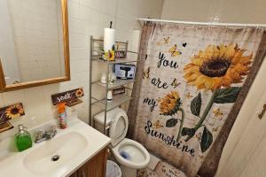 Ένα μπάνιο στο 2BR Retreat sleeps 5 near ECU Stadium and Hospital +38 φωτογραφίες