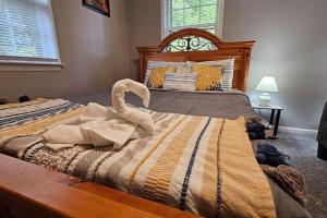 Ένα ή περισσότερα κρεβάτια σε δωμάτιο στο 2BR Retreat sleeps 5 near ECU Stadium and Hospital