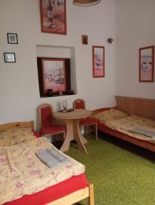 Postel nebo postele na pokoji v ubytování Stará škola - třílůžkový pokoj v pohodlí a klidu