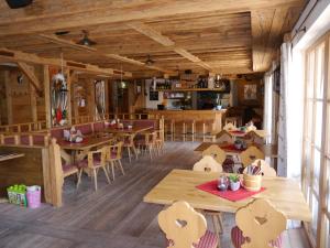 Restaurace v ubytování Panorama Chalets am Pass Thurn