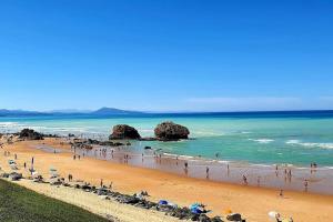 a group of people on a beach with the ocean at Maison vacances Biarritz sud - plages à pied in Bidart
