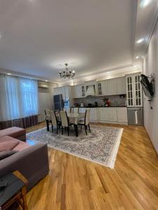 Η κουζίνα ή μικρή κουζίνα στο Luxury Apartment Baku
