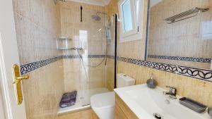 Koupelna v ubytování Sucina 3-Bed Villa Sleeps 6 & Pet Friendly + 8 fotografií