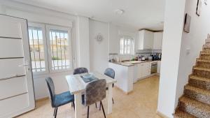 Kuchyň nebo kuchyňský kout v ubytování Sucina 3-Bed Villa Sleeps 6 & Pet Friendly