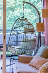 una gabbia per uccelli appesa in un soggiorno di Rio Verde - Milano 3 a Basiglio