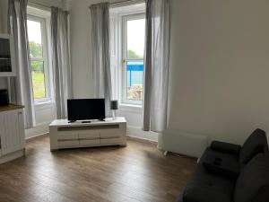 TV a/nebo společenská místnost v ubytování Our Wee Eden - Rothesay