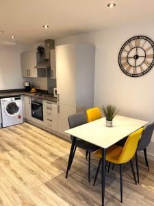 a kitchen and dining room with a table and chairs at Belfast View Apartment in Belfast +7 photos