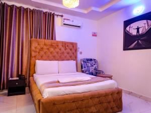 a bedroom with a large bed in a room at Standard Luxury Room - Sleeps2 - Pool - PetAllowed in Lekki