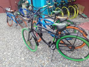 un gruppo di biciclette parcheggiate una accanto all'altra di Cabinas Hukats Secret Jungle a Puerto Viejo