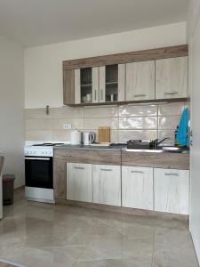 Kuchyň nebo kuchyňský kout v ubytování MM Apartman