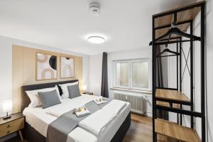 Un dormitorio con una cama grande y una escalera en KStay Apartments - Kaiserberg - Kitchen - WIFI - Parking, en Kaiserslautern