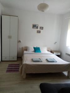 Postel nebo postele na pokoji v ubytování Apartman Otvoreno polje