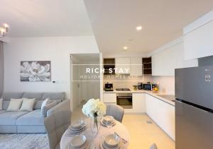 Kuchyň nebo kuchyňský kout v ubytování Incredible 1BR, Downtown Views II near Dubai Mall