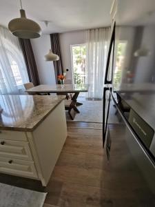 Kuchyň nebo kuchyňský kout v ubytování Apartments 110 in Budva
